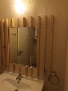 uma casa de banho com um lavatório e um espelho em APARTMENT STUDIO DELUXE MARINA CAPE 4 stars resort 33 5 em Aheloy