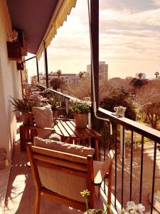 een balkon met banken en uitzicht op de stad bij Guest House Camilla in Alghero