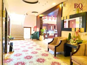 البندقية للخدمات الفندقية BQ HOTEL SUITES في بريدة: لوبي عبارة عن كرسيين ودرج في مبنى