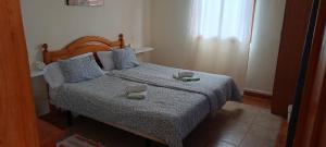 - une chambre avec un lit et 2 serviettes dans l'établissement El Hierro II, à San Juan de la Rambla