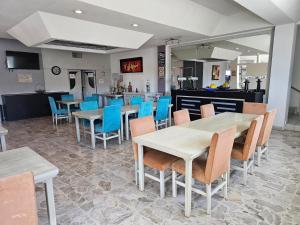 une salle à manger avec des tables et des chaises bleues dans l'établissement LaVid Aguascalientes, à Aguascalientes