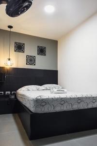 Un pat sau paturi într-o cameră la Hotel Panorama Medellín