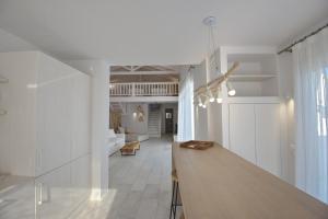 Кухня или мини-кухня в Anemone Villas hotel

