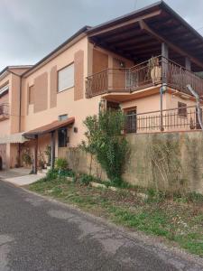a building with a balcony on the side of it at Affittacamere da Elio e Renata in Calvi dellʼ Umbria