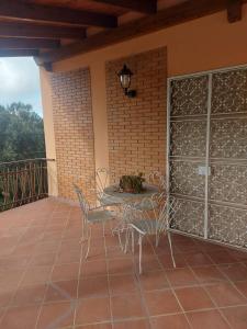 a patio with a table and chairs on a balcony at Affittacamere da Elio e Renata in Calvi dellʼ Umbria