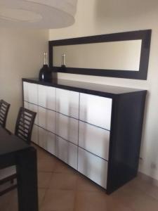vestidor grande en una sala de estar con mesa en Miranda do Douro, en Miranda do Douro