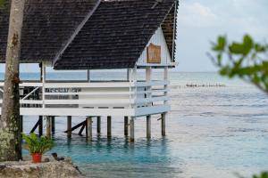 een gebouw op het strand in het water bij Motu Fara Private Island in Avatoru