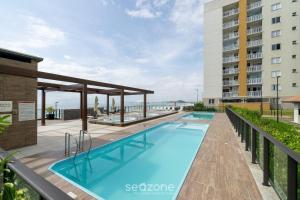een zwembad op het balkon van een gebouw bij Belo Apto com Vista Mar em Barra Velha VAC2205 in Barra Velha