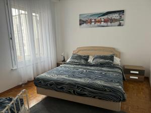 a bedroom with a bed and a painting on the wall at Aparta hotel DAJAS in Lausanne