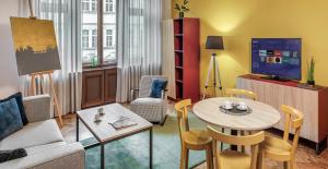ein Wohnzimmer mit einem Sofa und einem Tisch in der Unterkunft Art House Apartments by Adrez in Prag