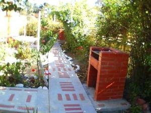 vistas a un jardín con un camino de ladrillo en Los Faroles, en Pichidangui