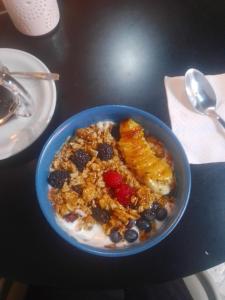 un bol de cereales y fruta en una mesa en Hotel Suspiro, en San Miguel de Allende