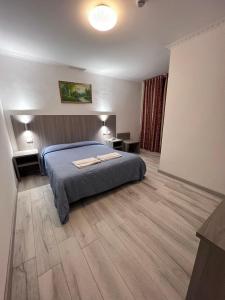 sypialnia z łóżkiem i dwoma stołami w obiekcie Taverna Dantesca w Turynie