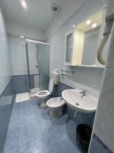 トリノにあるタベルナ ダンテスカのバスルーム(トイレ、洗面台付)