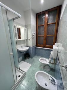 トリノにあるタベルナ ダンテスカのバスルーム(洗面台、トイレ、シャワー付)