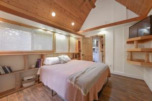 um quarto com uma cama num quarto com tectos em madeira em Zen Zion accommodates large groups of up to 30 em Glendale
