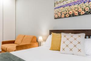 una camera da letto con un letto e una sedia di Dardanelli house a Roma