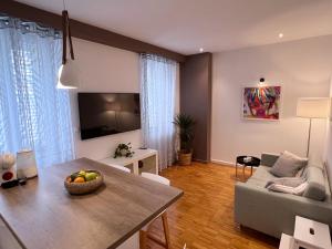 uma sala de estar com uma mesa e um sofá em Central Modern Apartment Near the Beach em Split