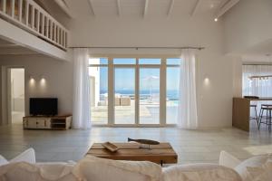 Телевизор и/или развлекательный центр в Anemone Villas hotel