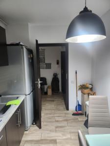 cocina con nevera y pasillo en Apartment de Lux in regim hotelier, en Oradea