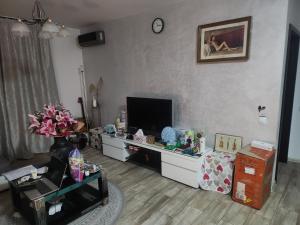 sala de estar con TV y mesa en Apartment de Lux in regim hotelier, en Oradea