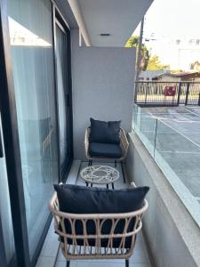テムコにあるDepartamento Estudio, centricoのバルコニー(椅子、枕付)