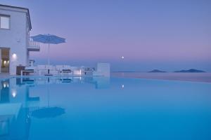 Бассейн в Anemone Villas hotel или поблизости
