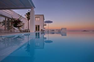 Бассейн в Anemone Villas hotel или поблизости