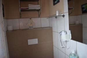 baño con secador de pelo en la pared en Marktstübchen, Einzelzimmer en Bornich