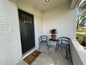 2 sillas y una mesa en un porche con puerta en Arcade Covered Patio Sleep 10 3 Bedroom 2 Bath Game Room, en Pasadena 37 fotos más