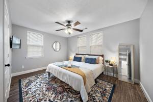 Postel nebo postele na pokoji v ubytování Arcade Covered Patio Sleep 10 3 Bedroom 2 Bath Game Room