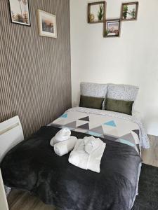 una camera da letto con un letto e asciugamani di Studio 1pièce cosy Paris-Disney a Vaires-sur-Marne