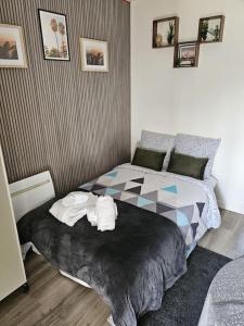 una camera da letto con un letto e asciugamani di Studio 1pièce cosy Paris-Disney a Vaires-sur-Marne