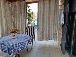 Balkón nebo terasa v ubytování Habitacion Familiar en un Ático con gran terraza y,cocina ,en la playa