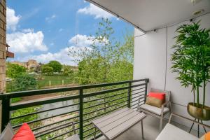 een balkon met een bank en uitzicht bij Downtown Apartment with Riverwalk views Free Parking Pet Friendly Centrally Located on the Riverwalk in San Antonio