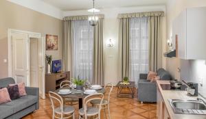 プラハにある6 Continents Apartments by Adrezのキッチン、リビングルーム(テーブル、ソファ付)