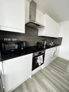 Kép Modern Two Bedroom Apartment with Super fast wifi szállásáról Yiewsleyben a galériában
