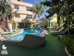 Hồ bơi trong/gần Hotel Cuellar