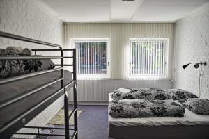 Zimmer mit 2 Etagenbetten und 2 Fenstern in der Unterkunft Danhostel Grindsted-Billund in Grindsted