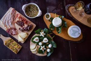 een houten tafel met borden eten erop bij Agriturismo L'Arco in Guarcino