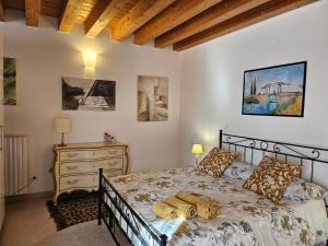 a bedroom with a bed and a dresser at Agriturismo Alle Albare in Montorio Veronese