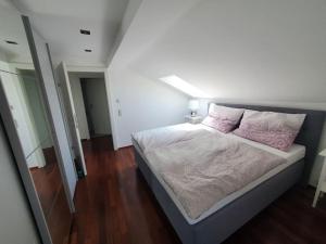 Postel nebo postele na pokoji v ubytování Moderne Ferienwohnung Urlaub am See Mattsee Salzburg Salzburger Seenland Trumer Seenland