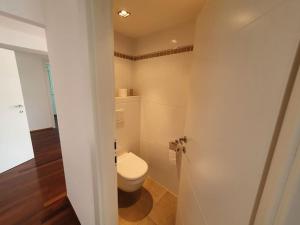 Koupelna v ubytování Moderne Ferienwohnung Urlaub am See Mattsee Salzburg Salzburger Seenland Trumer Seenland
