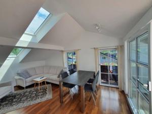 Posezení v ubytování Moderne Ferienwohnung Urlaub am See Mattsee Salzburg Salzburger Seenland Trumer Seenland