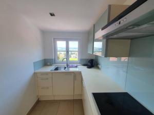 Kuchyň nebo kuchyňský kout v ubytování Moderne Ferienwohnung Urlaub am See Mattsee Salzburg Salzburger Seenland Trumer Seenland