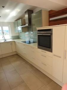 Kuchyň nebo kuchyňský kout v ubytování Moderne Ferienwohnung Urlaub am See Mattsee Salzburg Salzburger Seenland Trumer Seenland