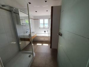 Koupelna v ubytování Moderne Ferienwohnung Urlaub am See Mattsee Salzburg Salzburger Seenland Trumer Seenland