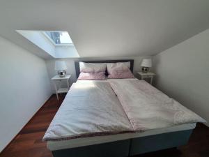 Postel nebo postele na pokoji v ubytování Moderne Ferienwohnung Urlaub am See Mattsee Salzburg Salzburger Seenland Trumer Seenland