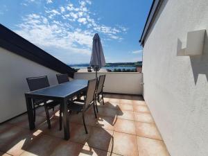 Balkón nebo terasa v ubytování Moderne Ferienwohnung Urlaub am See Mattsee Salzburg Salzburger Seenland Trumer Seenland