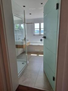 Koupelna v ubytování Moderne Ferienwohnung Urlaub am See Mattsee Salzburg Salzburger Seenland Trumer Seenland